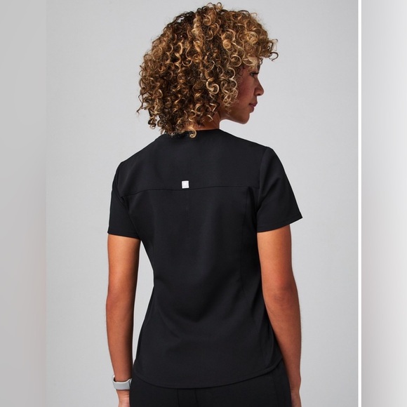 NWT, Fabletics Vital 1-Pocket Scrub Top, Black, XXL, O83 - Picture 2 of 4